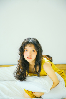 头发又粗又硬